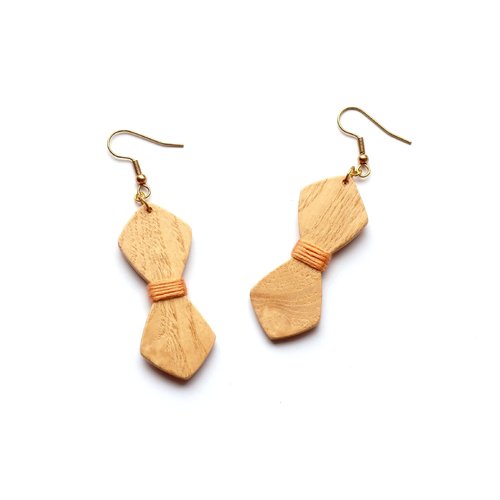 Boucles d'oreille noeud papillon en bois clair et fil orange safran