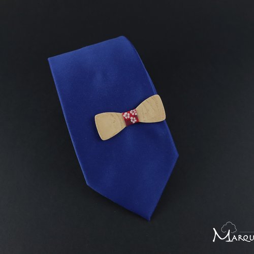 Pince cravate en bois, en forme de noeud papillon bois clair et liberty mitsi rouge