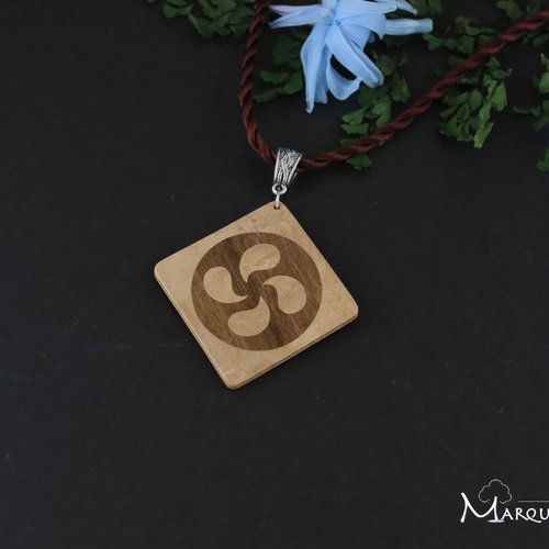 Collier carré croix basque, pendentif "lauburu" en marqueterie bois