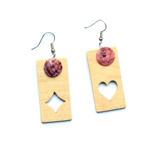Boucles d'oreille rectangles asymétriques en bois clair - as de coeur et as de carreau