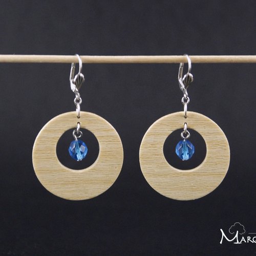 Boucles d'oreilles rondes en bois clair et perle à facette bleue