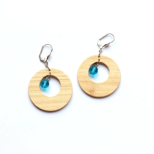 Boucles d'oreilles rondes en bois clair et perle à facette bleue