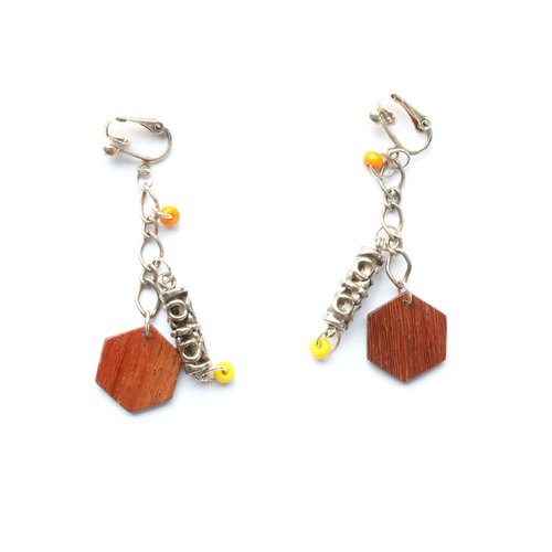 Clips d'oreille en bois orange et grande perle métal tibet