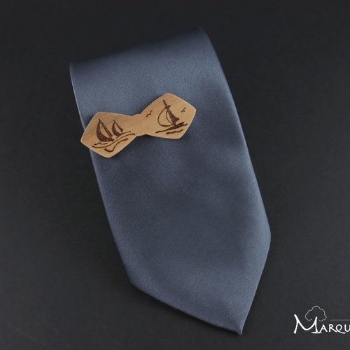 Pince cravate en bois, en forme de noeud papillon avec pyrogravure bateaux