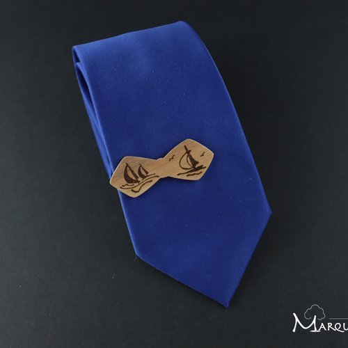 Pince cravate en bois, en forme de noeud papillon avec pyrogravure bateaux