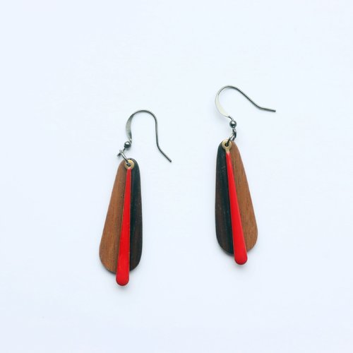 Boucles d'oreilles bois précieux noir et marron et goutte métal rouge
