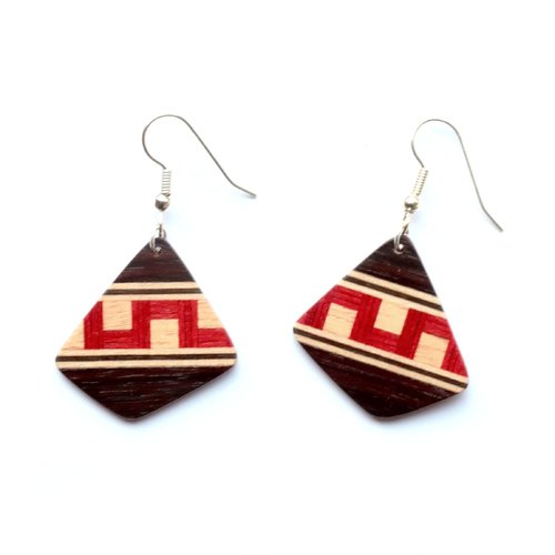 Boucles d'oreille de forme insolite en bois noir et filet rouge