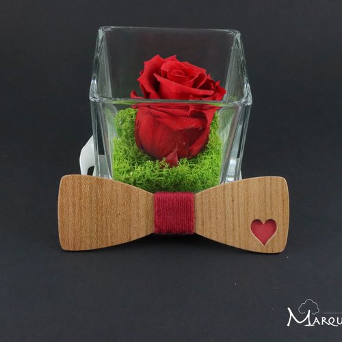 Cadeau de st valentin ou de noces de bois pour homme : noeud papillon en bois et coeur rouge