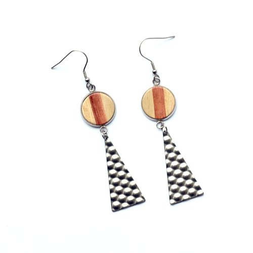 Boucles d'oreilles pendantes avec un rond en marqueterie bois tricolore et un triangle métal