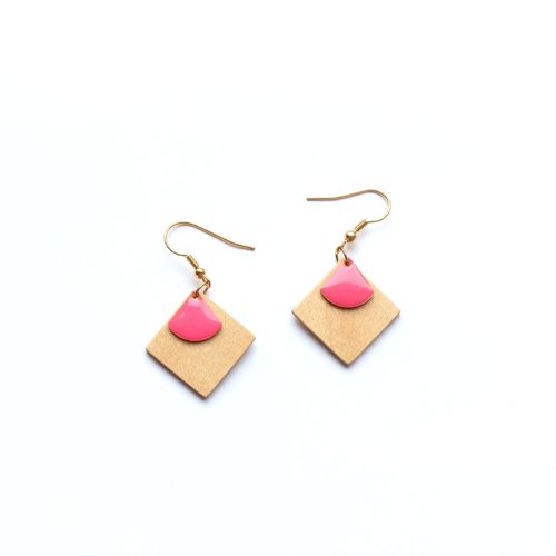 Boucles d'oreille carré en bois et breloque éventail métal émaillé rose fuchsia