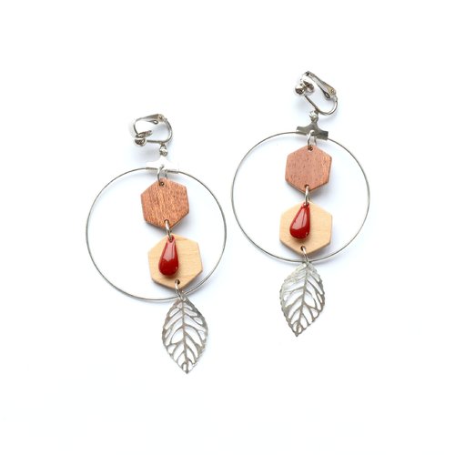 Clips d'oreille créole en bois hexagones avec goutte émaillée rouge et feuille argentée