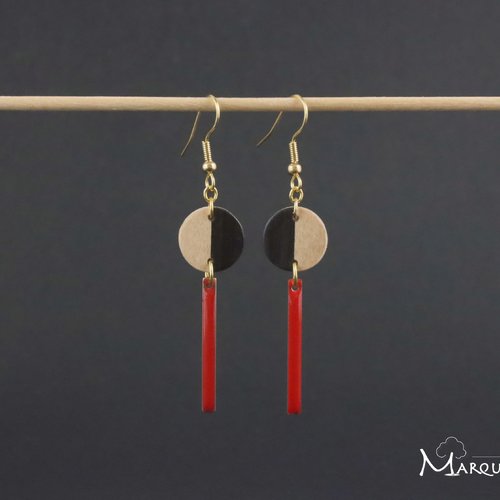 Boucles d'oreilles pendantes longues et effilées en bois bicolore et breloque allongée métal émaillée rouge