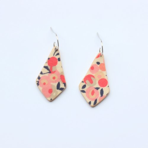 Boucles d'oreilles en forme de goutte en bois et tissu liberty wiltshire pois de senteur corail