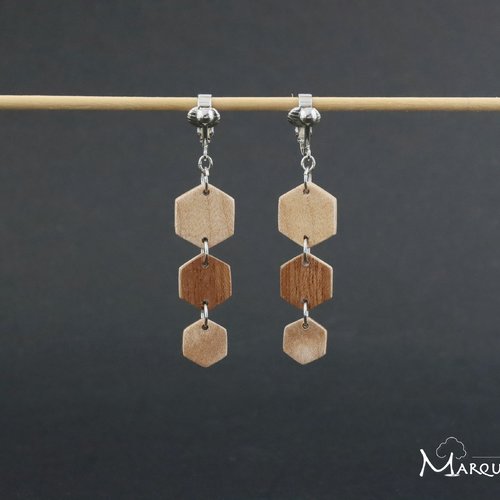 Clips d'oreille trois hexagone en bois avec un effet bicolore