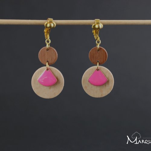 Clips d'oreille bicolores deux ronds en bois deux essences de bois et breloque email rose fuchsia