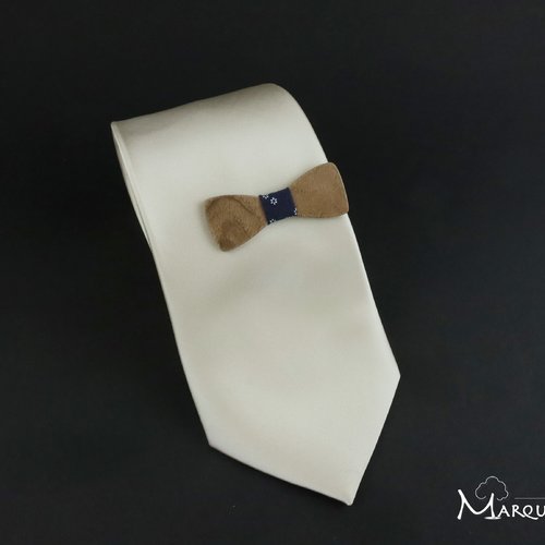 Pince cravate en bois, en forme de noeud papillon bois clair et liberty mitsi rouge