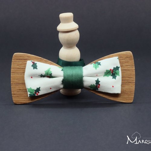 Noeud papillon de noël, noeud pap bois et tissu houx sur fond blanc