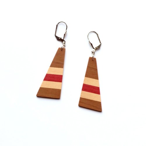 Boucles d'oreilles triangle stylisé et rayé en marqueterie bois rouge