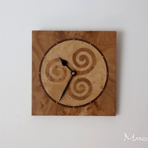 Horloge pendule murale en marqueterie bois triskel symbole breton