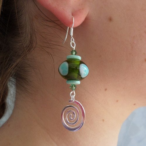 Boucles d'oreilles en argent, verre, cristal et céramique vert olivine et bleu turquoise, spirales
