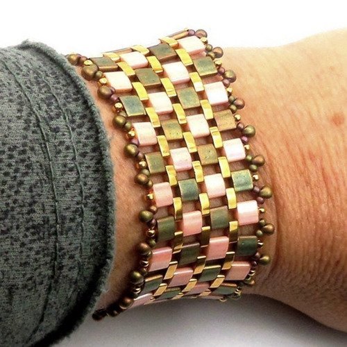 Bracelet manchette tissé  créateur, kaki rose plaqué or, perles en verre, moderne