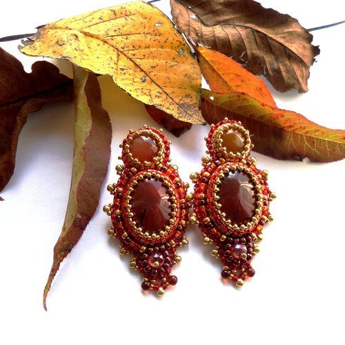 Boucles d'oreilles brodées créateur en jaspe rouge et cornaline, haute couture