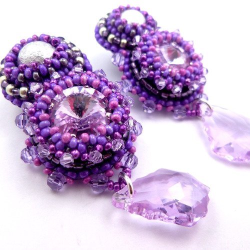 Boucles d'oreilles brodées créateur violettes, néo baroques