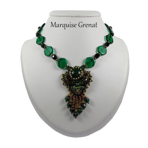 Collier pendentif brodé en agate et perles en verre vert émeraude, laiton bronze