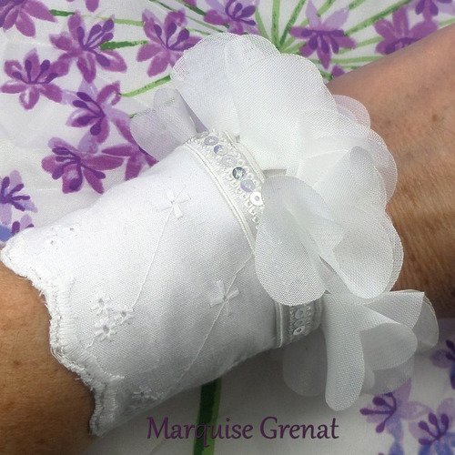 Bracelet manchette textile créateur blanc mariage à volant de pétales