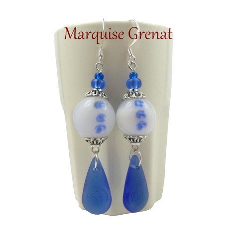 Boucles d'oreilles pendantes à gouttes perles en verre blanc et bleu saphir lain argenté