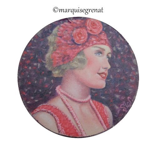 Grand magnet d'art rond portrait jeune femme rétro violet rose