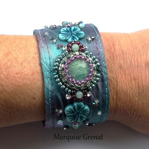 Bracelet manchette en soie shibori brodé turquoise violet hippie chic