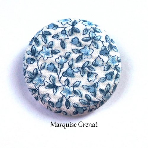 Badge en coton esprit liberty fleurs bleues fond blanc ø 38 mm