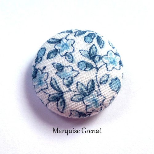 Bouton à coudre ø 23 mm en coton esprit liberty fleurs bleues fond blanc