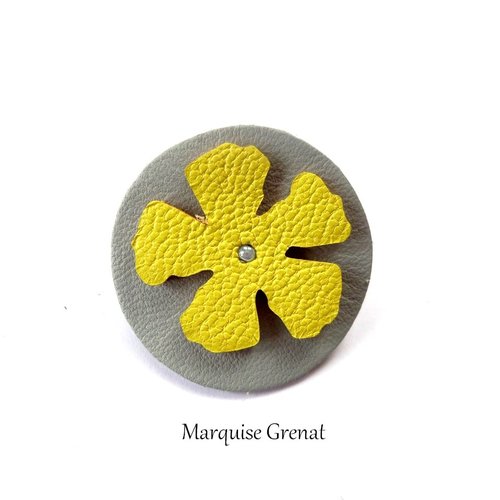 Broche ronde fleur cuir gris et jaune
