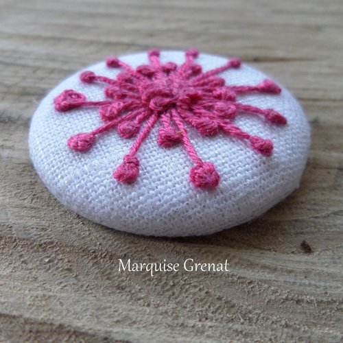 Gros bouton lin blanc brodé main fleur stylisée fil de soie rose
