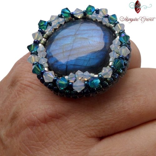 Bague ronde labradorite bleue brodée de cristaux anneau ajustable argent