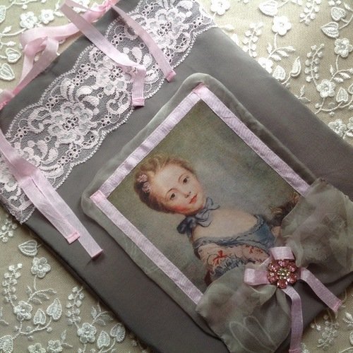 Pochette en soie gris souris avec portrait de belle princesse 