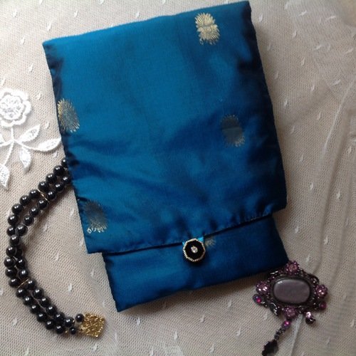 Réservee pochette en soie turquoise foncé brodée 