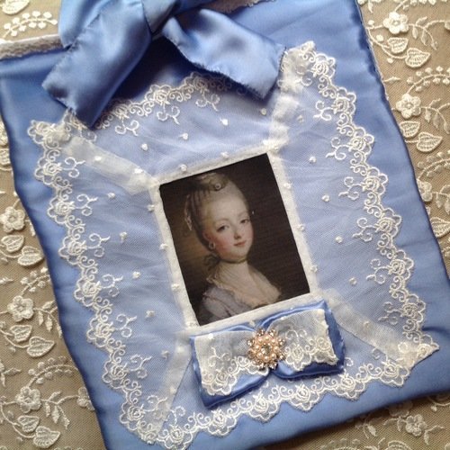 Pochette en soie et portrait d'une petite marquise.