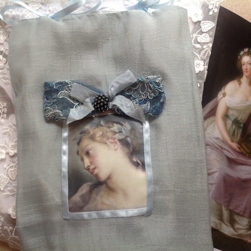 Pochette en soie et lin avec portrait d'une jolie marquise.