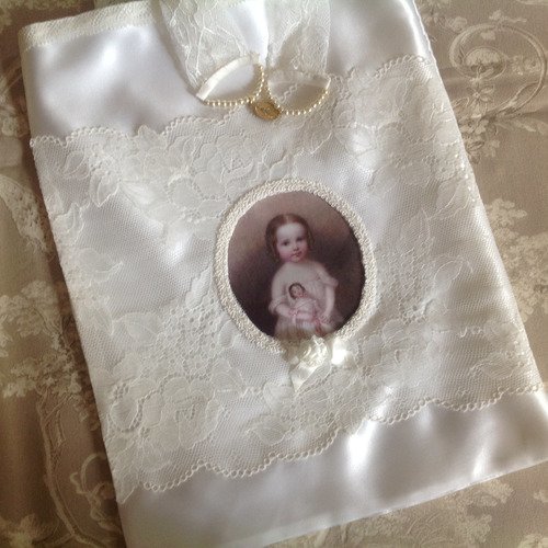 Pochette en satin ivoire avec portrait de petite princesse et sa poupée
