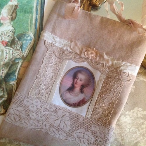 Pochette en lin et dentelle ancienne avec le portrait d'une jolie marquise.