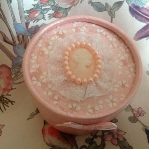 Petite boite ronde rose poudré avec son couvercle décoré 
