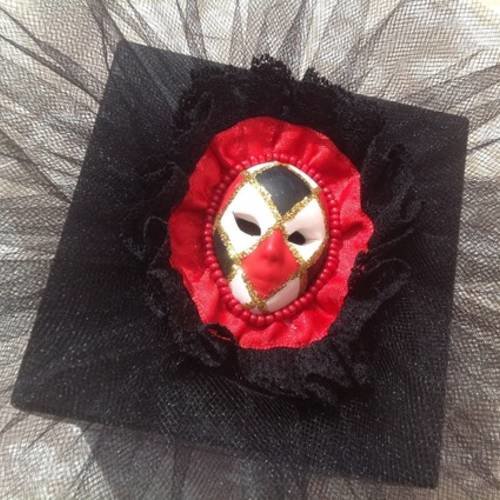 Boite cubique noire au couvercle décoré d'un masque vénitien pour la collection "carnaval de venise" 