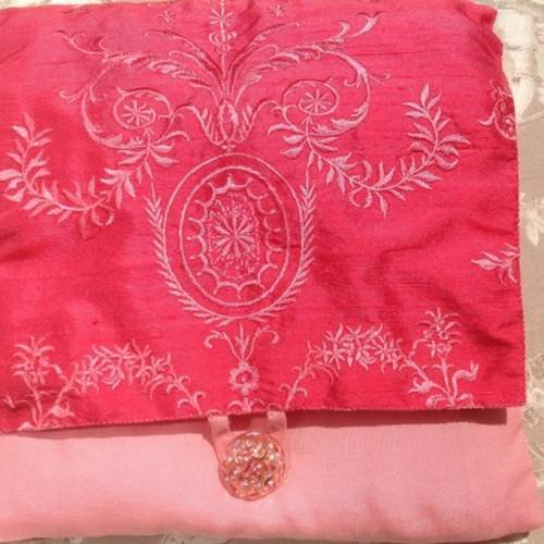Pochette en soie sauvage corail brodée et coton satiné corail plus clair 