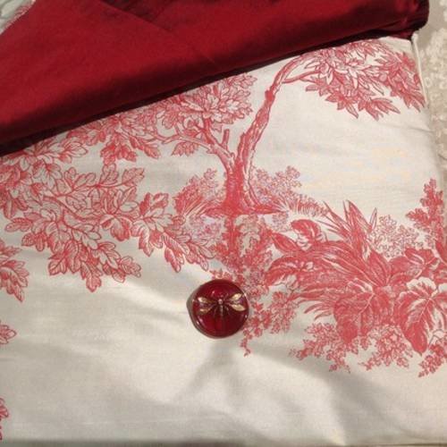 Grande pochette en soie sauvage imprimée toile de jouy rouge doublée d'une soie sauvage rouge foncé 