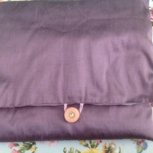 Pochette lingerie en soie sauvage mauve foncé doublée d'organza rose pâle 