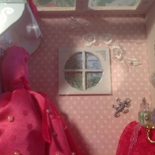 Le boudoir rose dans une vitrine miniature encadrée 