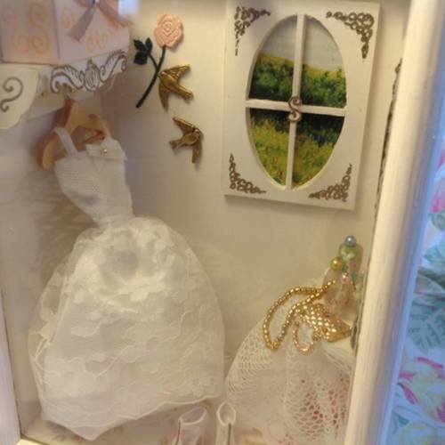 Le boudoir de la mariée dans une vitrine miniature encadrée 